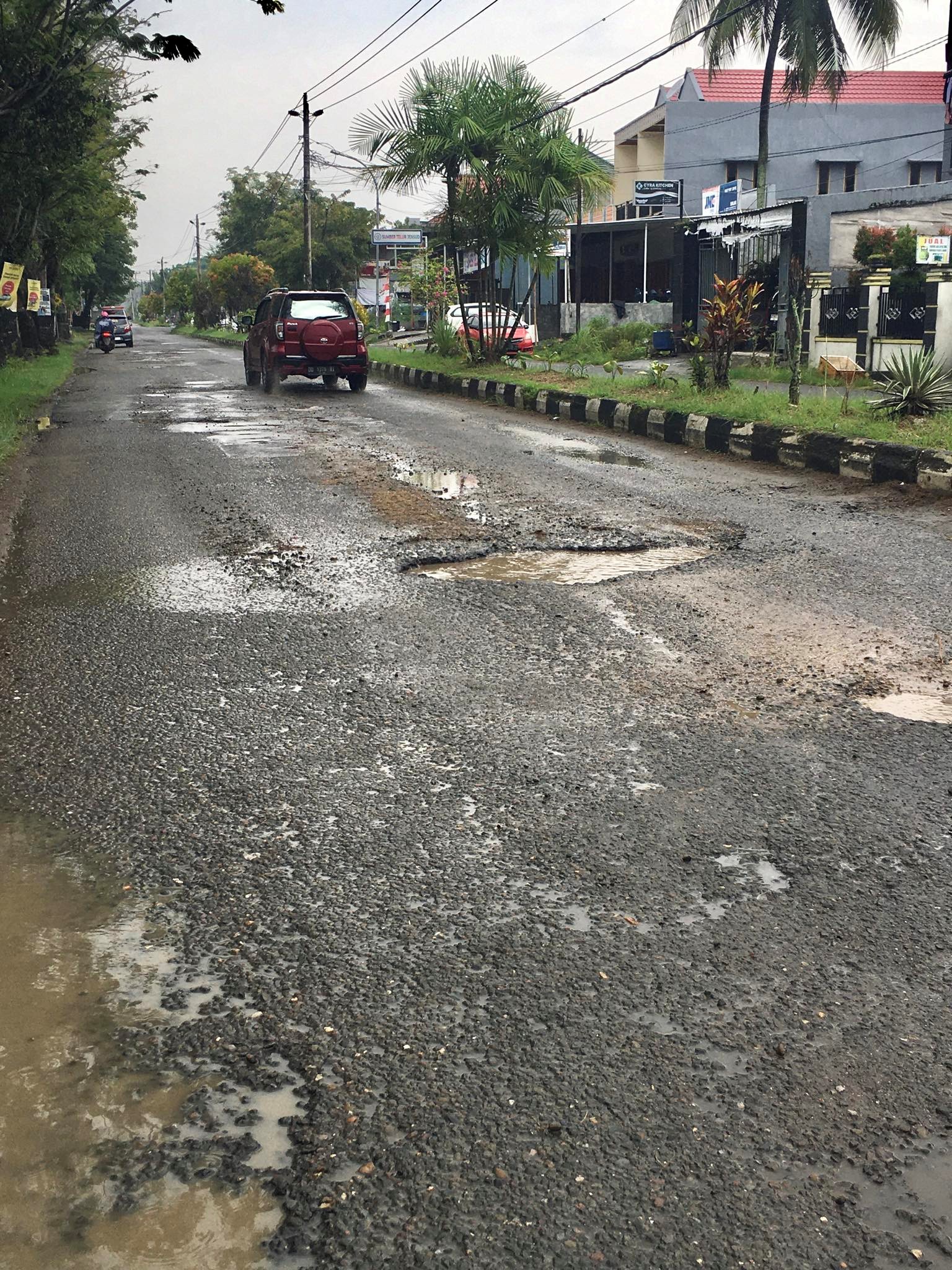 Masyarakat Keluhkan Jalanan Rusak Di Jalan Jendral Sudirman Sinjai Utara 2025