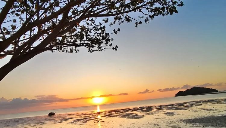 Suasana Wisata Pantai Tete Bone 2025